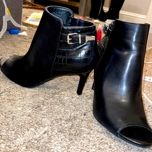 NINE WEST
Women's Izip Peep Toe Booties - Picture 6 of 9